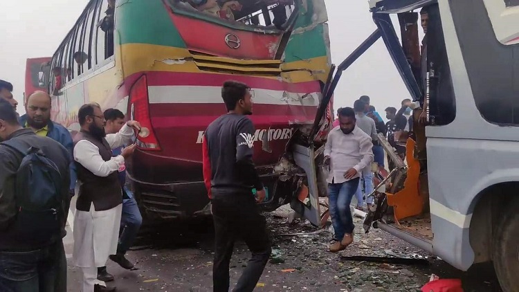ঘন কুয়াশায় পদ্মা সেতুতে দুর্ঘটনায় তিন বাস, অতঃপর...
