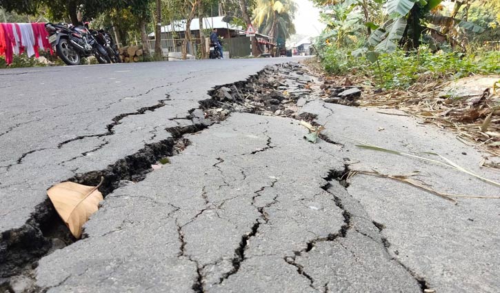 ছয় মাসেই ধসে গেছে ১৩ কোটির রাস্তা