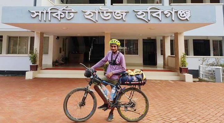 সাইকেলে ২০ দিনে ৬৪ জেলায় ভ্রমণ হিমেলের