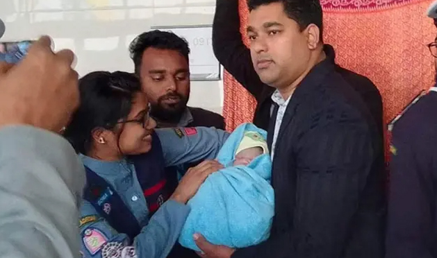 মেট্রোরেলে ছেলে সন্তান জন্ম দিলেন নারী যাত্রী