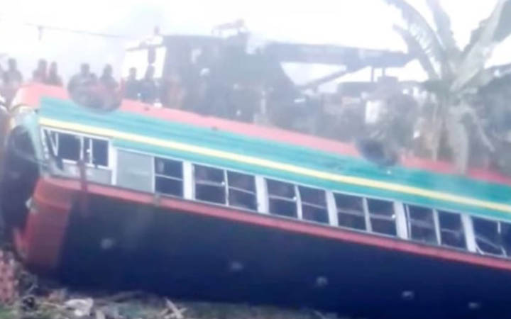 মহাসড়কে নিয়ন্ত্রণ হারিয়ে খাদে বাস, আহত ২০