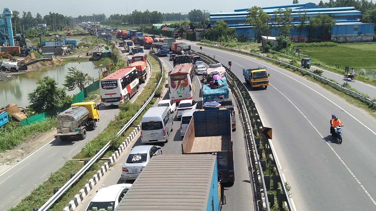৪ ঘণ্টা বন্ধ থাকার পর ঢাকা-টাঙ্গাইল মহাসড়কে যান চলাচল শুরু