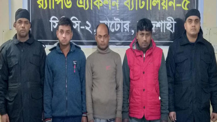 যাত্রিবেশে ইজিবাইক ছিনতাই, গ্রেপ্তার ৩