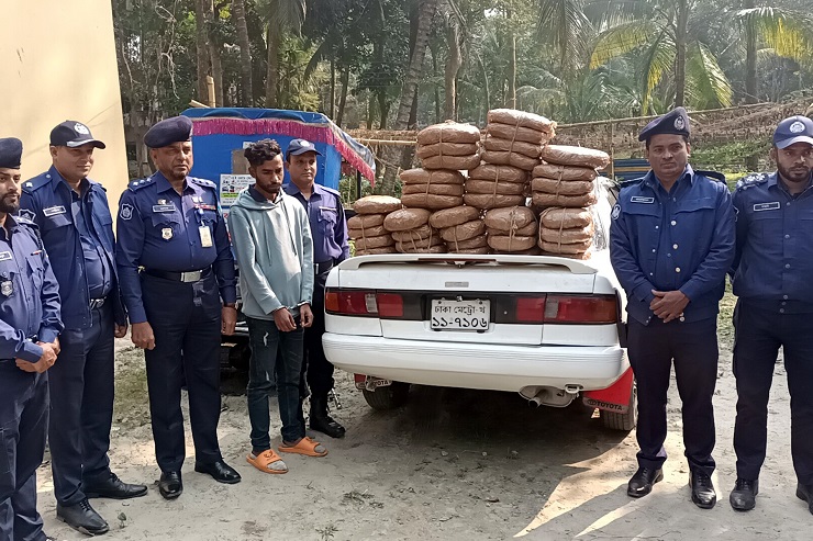 প্রাইভেটকার ধাওয়া করে ৫০ কেজি গাঁজাসহ যুবক গ্রেপ্তার