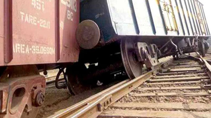 বগি লাইনচ্যুত, খুলনার সঙ্গে সারাদেশের রেল যোগাযোগ বন্ধ