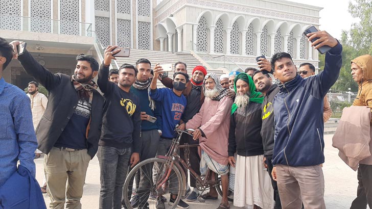 ২০৬ কিমি সাইকেল চালিয়ে মসজিদ দেখতে গেলেন ৮০ বছরের বৃদ্ধ