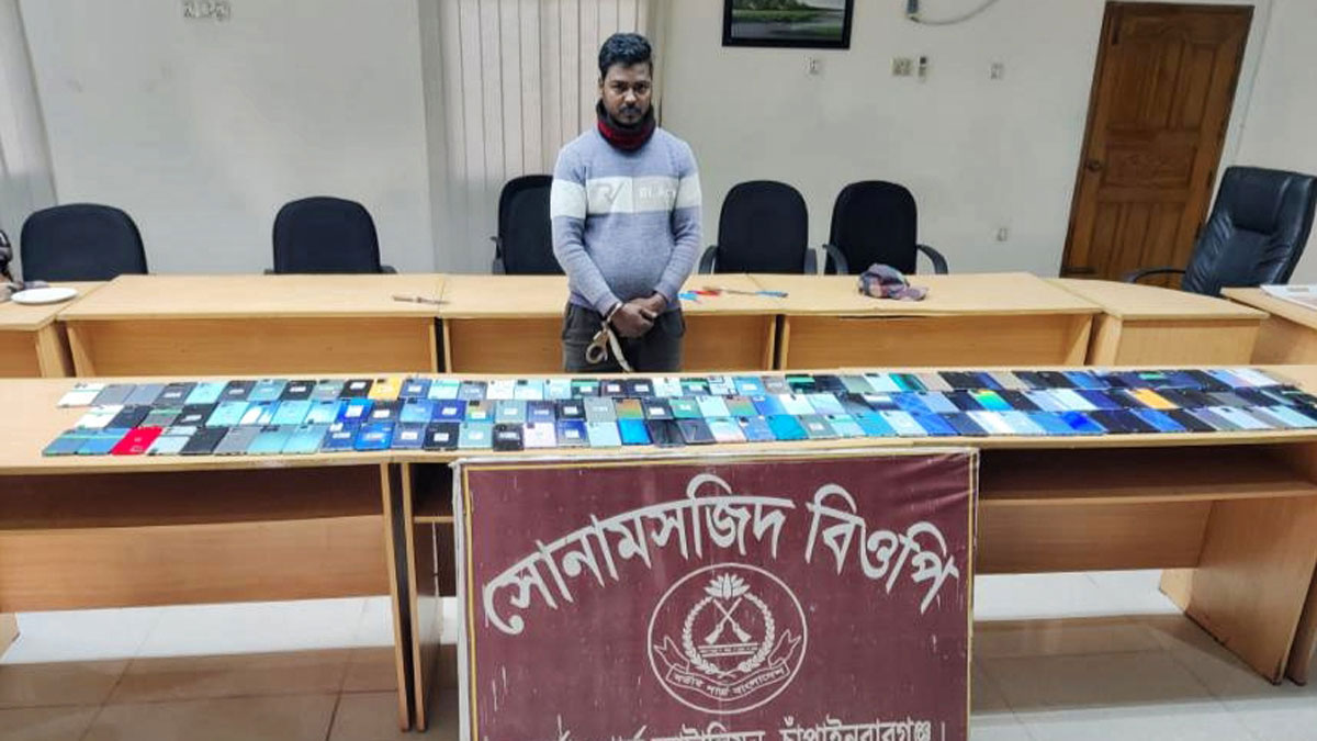 ভারতীয় পণ্যবাহী ট্রাক থেকে অবৈধ কোটি টাকার ১৩২ মোবাইল জব্দ