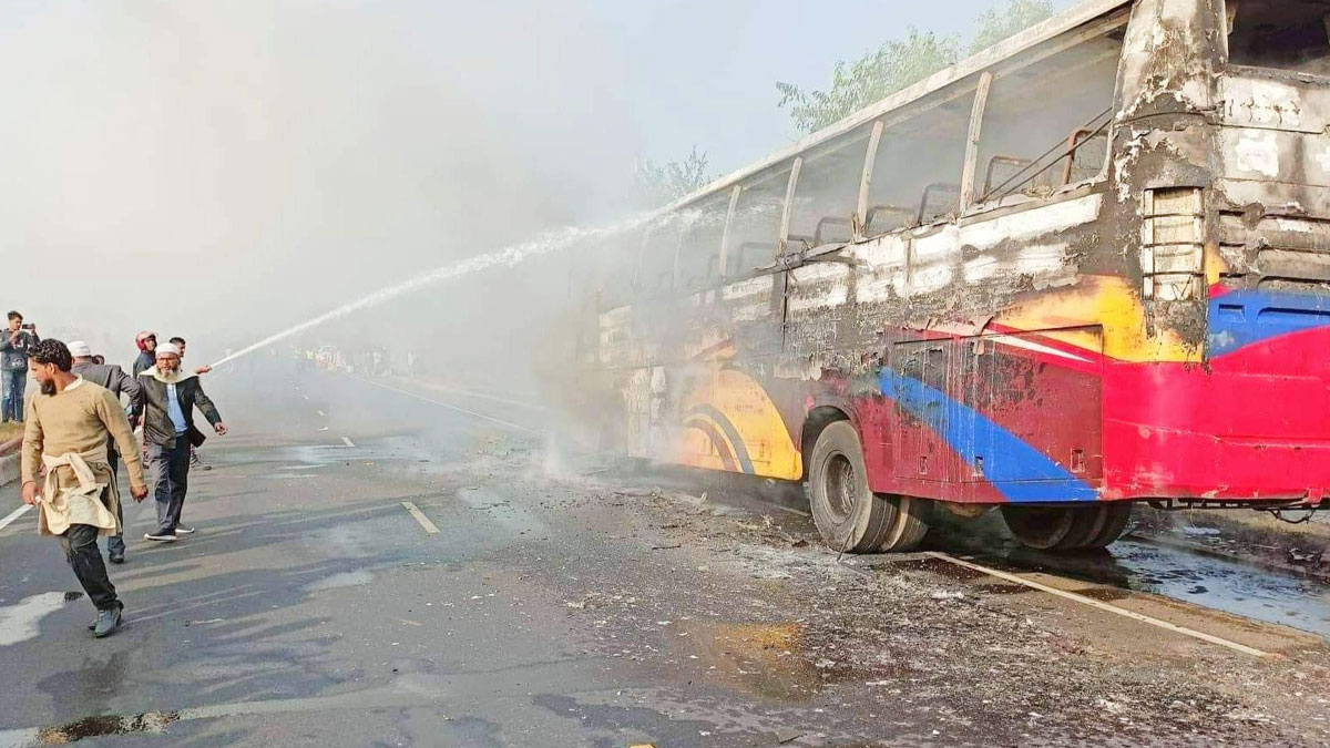 ড্রাইভারের উছিলায় প্রাণে বাঁচলো বাসের যাত্রীরা