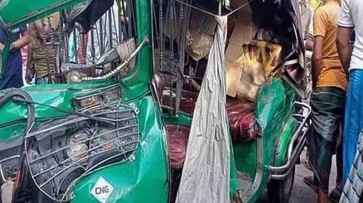 সিএনজিকে ট্রাকের ধাক্কা, বাবা-ছেলেসহ নিহত ৩