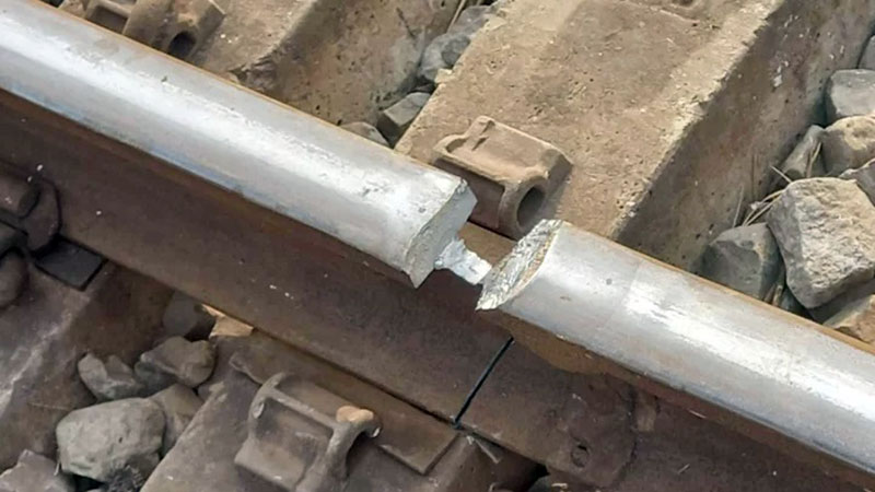 রেললাইনে ফাটল, আতঙ্কিত গ্রামবাসী থামালো ট্রেন