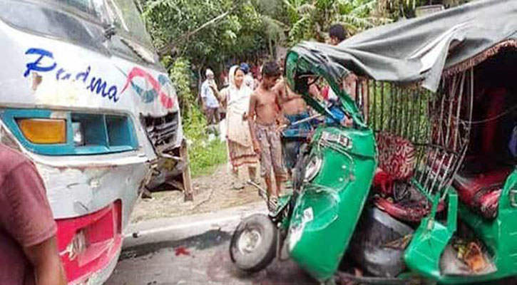 চাঁদপুরে অটোরিকশাকে বাসের ধাক্কায় নিহত ৩