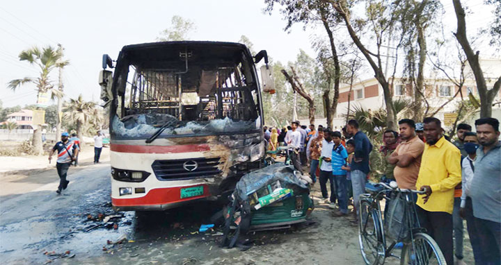 সিগারেট ফুঁকতে ফুঁকতে সহকারী চালাচ্ছিলেন বাস, পিষ্ট অটোরিকশার ৫ যাত্রী