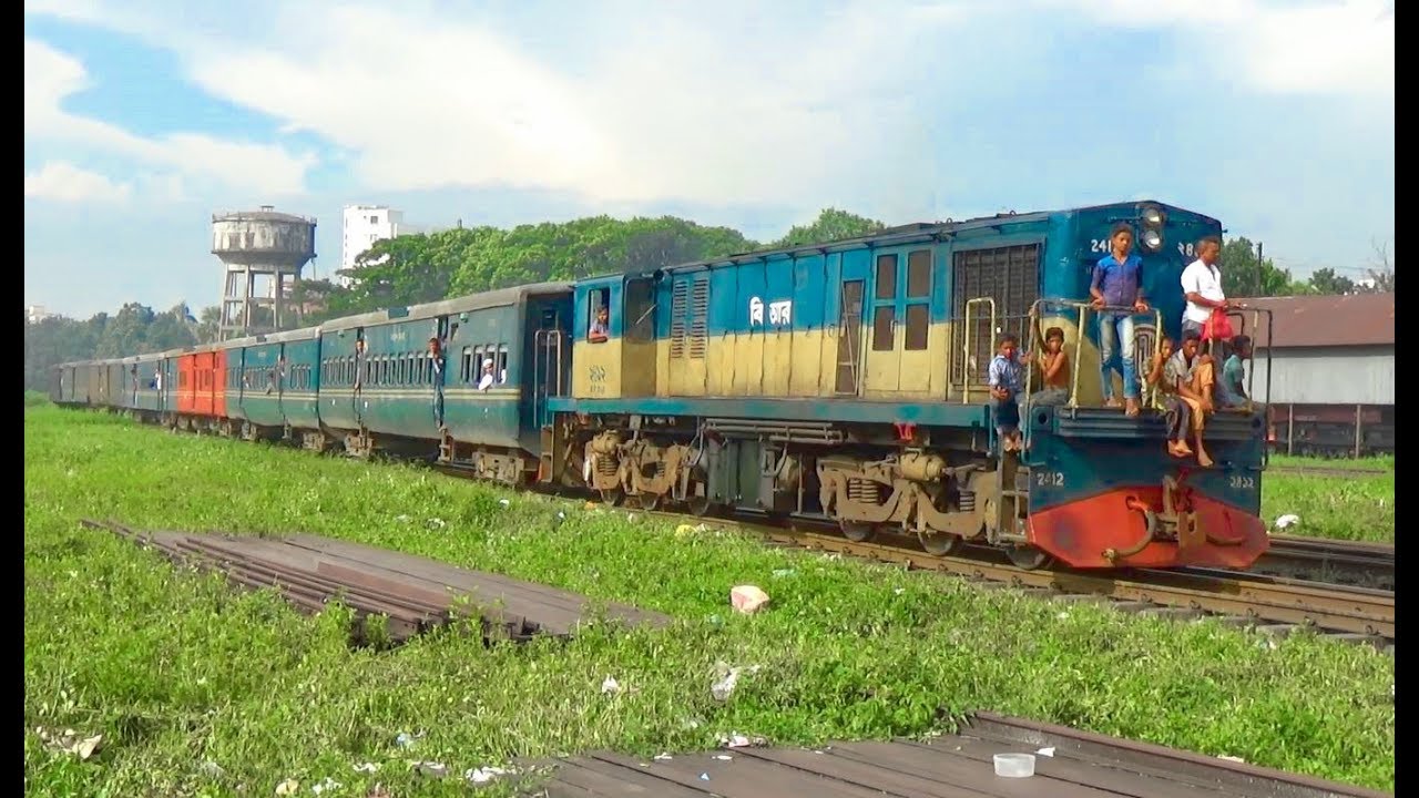 হঠাৎ ‘সুরমা মেইলের’ চাকায় আগুন!