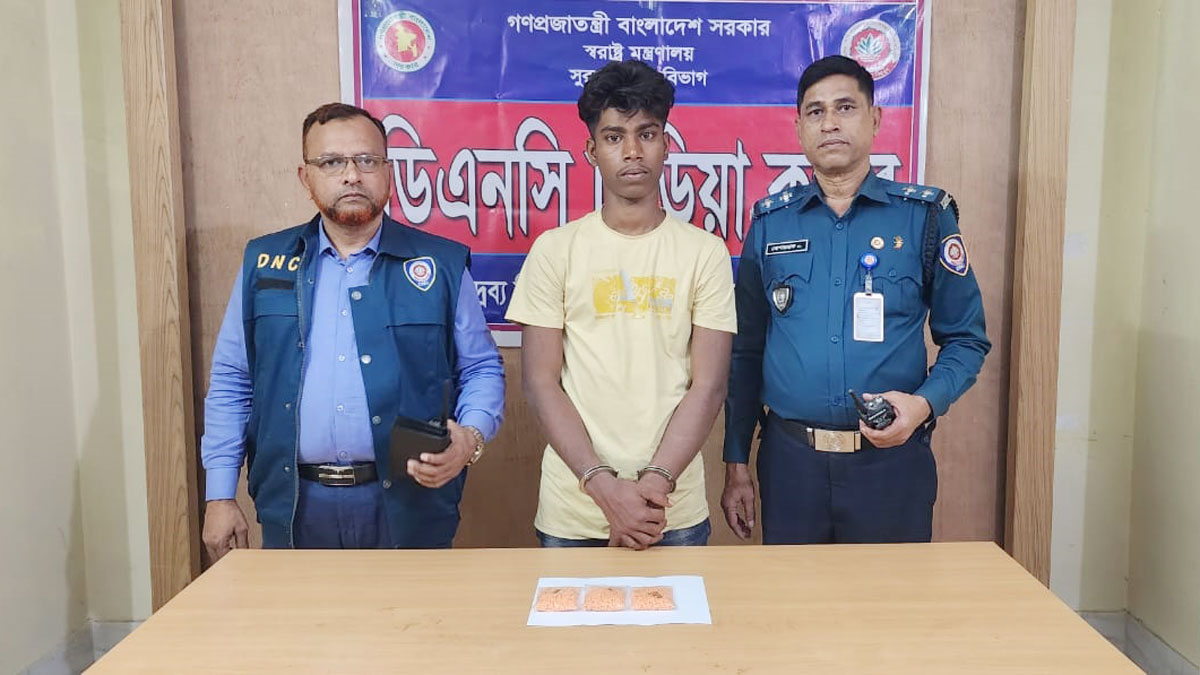 বাসযাত্রীর পেটে মিলল ১৭৫০ পিস ইয়াবা