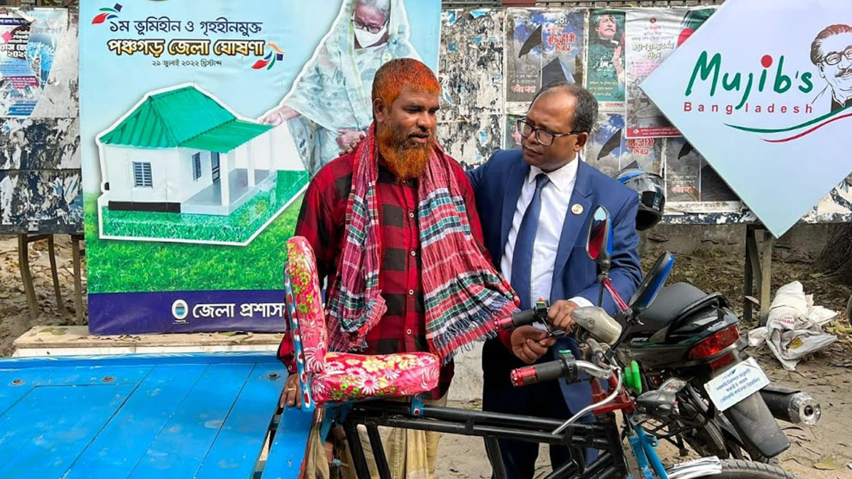 ছেলেকে পড়াতে ভ্যান বিক্রি বাবার, নতুন কিনে দিলেন ডিসি
