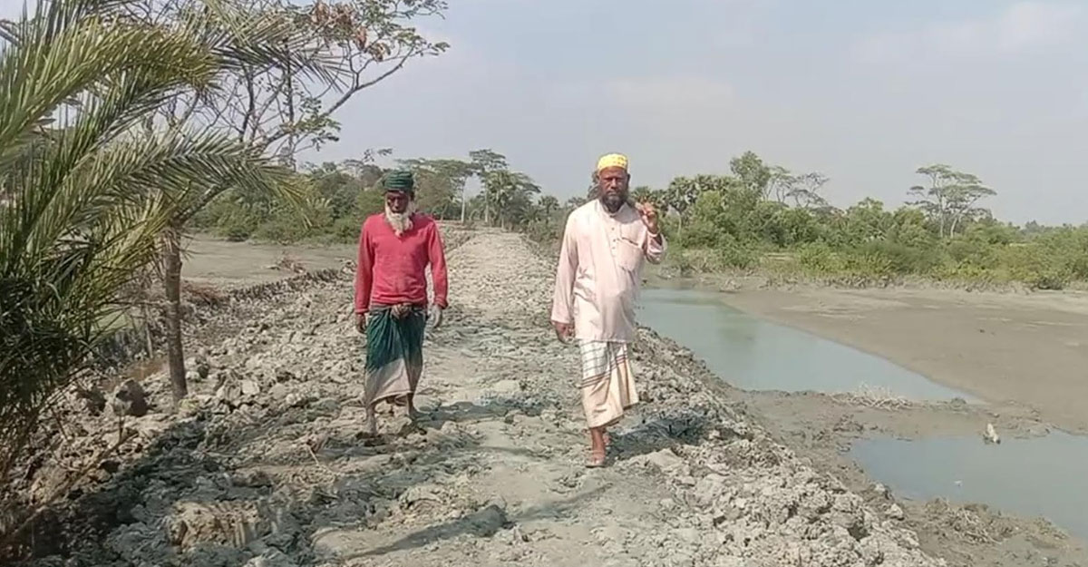 জমি বিক্রির ৭ লাখ টাকায় গ্রামবাসীর জন্য সড়ক নির্মাণ করছেন কৃষক কামাল