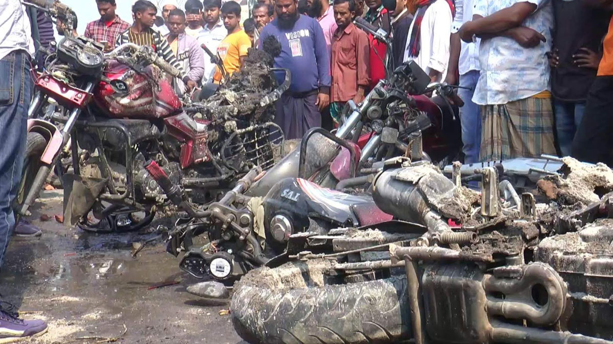 আ.লীগ-বিএনপি পাল্টাপাল্টি হামলা: ১২ মোটরসাইকেলে আগুন