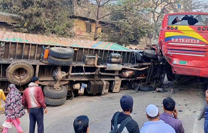 বাস-কাভার্ড ভ‍্যানের সংঘর্ষে চাপা পড়ে পথচারীর মৃত্যু