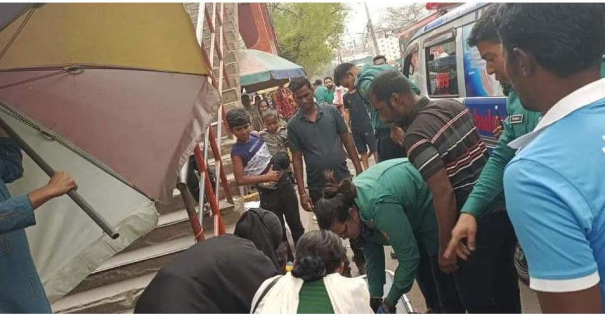 সার্জেন্ট মোর্শেদার সাহায্যে ফুটপাতে সন্তান প্রসব করলেন নারী