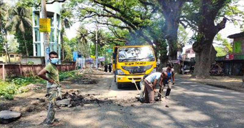 সড়কে স্বামী-স্ত্রীর মৃত্যুর পর তড়িঘড়ি করে চলছে সংস্কারের কাজ
