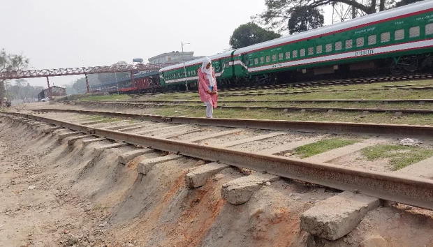 সৈয়দপুরে পাথরবিহীন রেললাইন, ঝুঁকি নিয়ে ট্রেন চলাচল