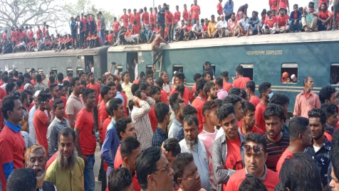 জনসভায় যোগ দিতে রেল স্টেশনে নেতাকর্মীদের ভিড়