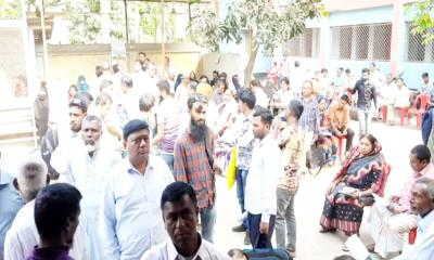 হিলি ইমিগ্রেশনে সার্ভার জটিলতা, দুর্ভোগে দুই দেশের যাত্রীরা