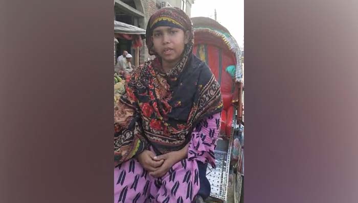 ভিক্ষা ছেড়ে জীবনের তাগিদে রিকশাচালক তিন সন্তানের মা “ময়না”