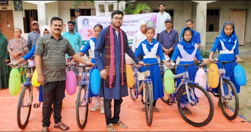 ফেসবুক দেখে শিক্ষার্থীদের সাইকেল উপহার দিলেন চিকিৎসক