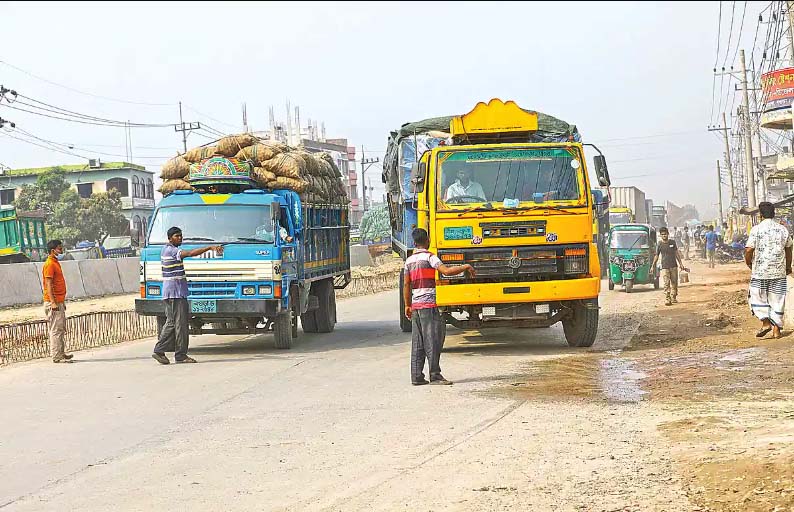 বগুড়ার সড়কে ট্রাক থামিয়ে চাঁদাবাজি