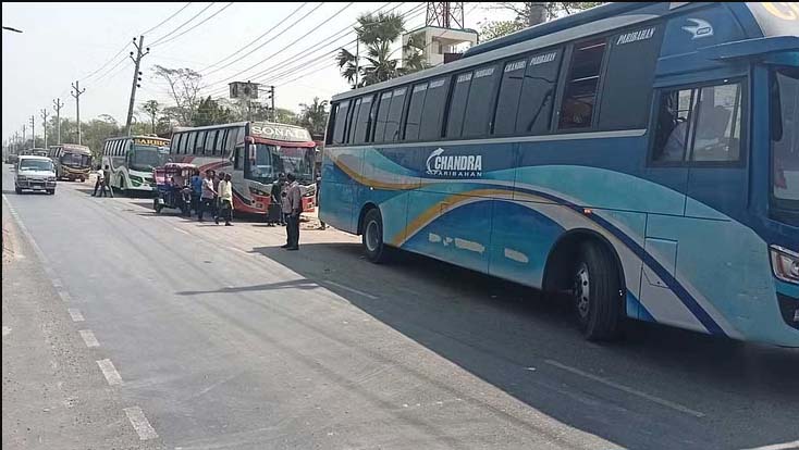 মাদারীপুর-ঢাকা রুটে বাসভাড়া বৃদ্ধিতে যাত্রীদের ক্ষোভ