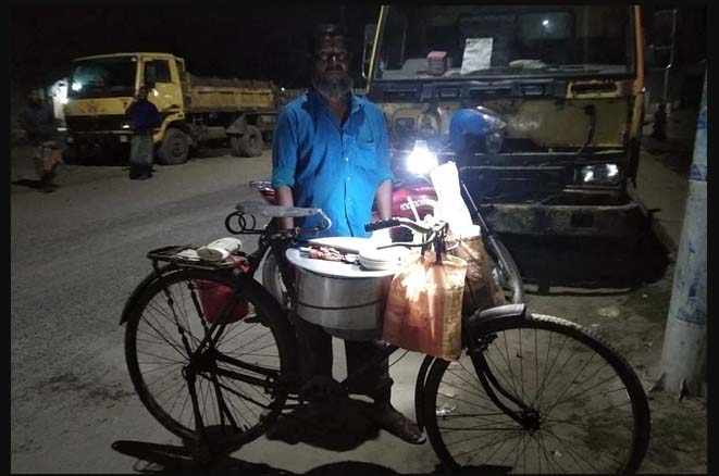 সাইকেলে করে ছোলা বিক্রিতে করে সংসার চালান আবদুর রশিদ