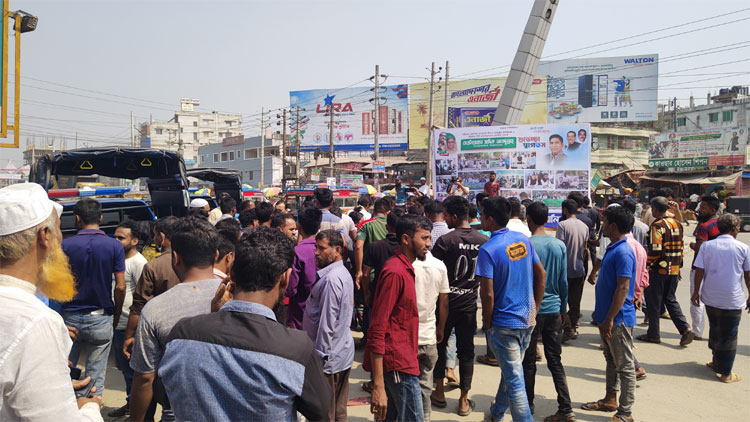 বরিশালে মেয়রের নির্দেশে ইজিবাইক চালকদের ওপর হামলা, প্রতিবাদে সড়ক অবরোধ