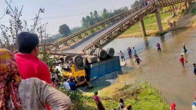 সেতু ভেঙে ট্রাক নদীতে, খাগড়াছড়ি-সাজেক পথে যান চলাচল বন্ধ