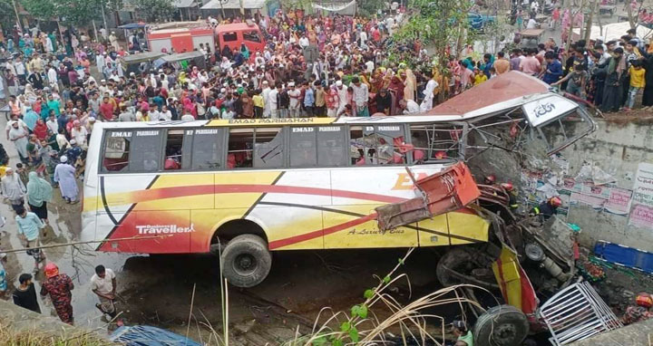 মাদারীপুরে নিয়ন্ত্রণ হারিয়ে যাত্রীবাহী বাস খাদে, নিহত বেড়ে ১৬