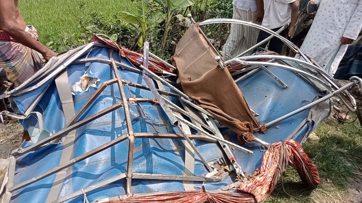 বাসের ধাক্কায় ইজিবাইক খাদে, নিহত ১