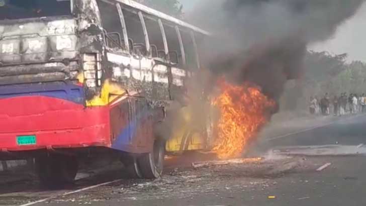 হঠাৎ আগুনে শিক্ষা সফরের বাস পুড়ে ছাই