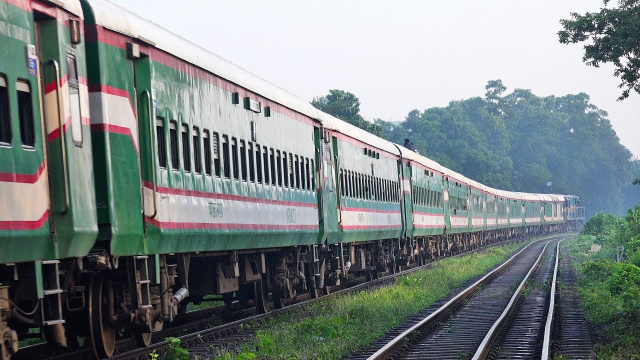 সাড়ে ৪ ঘণ্টা পর ধূমকেতু এক্সপ্রেস ছেড়ে গেলো রাজশাহী
