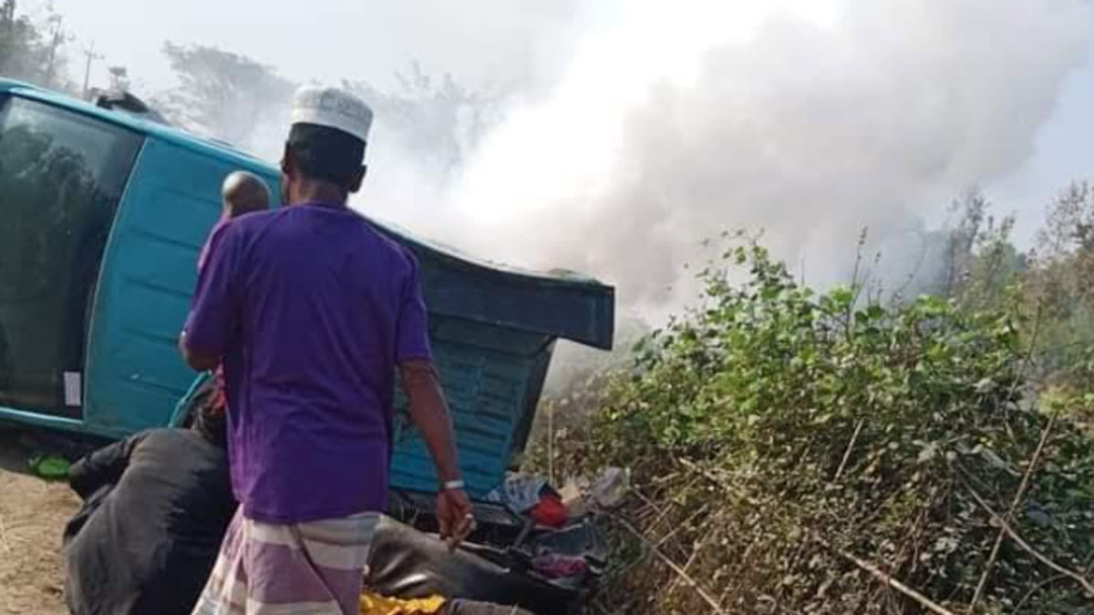 চকরিয়ায় বাস-পিকআপ ভ্যানের সংঘর্ষে নিহত ২, আহত ৬