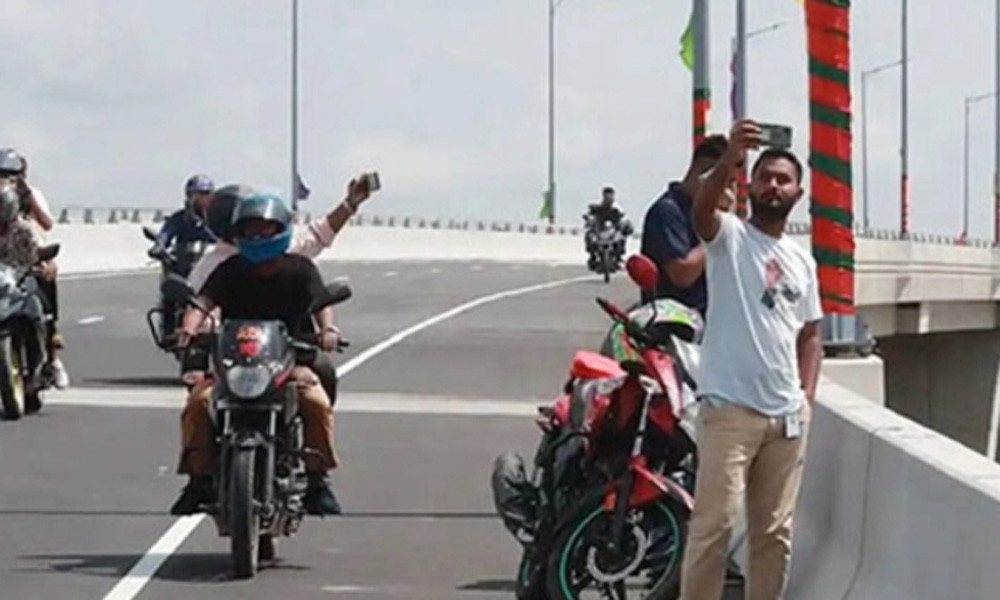পদ্মা সেতুতে সেলফি তুলে ২৭ হাজার টাকা জরিমানা গুনলেন ৯ বাইকার