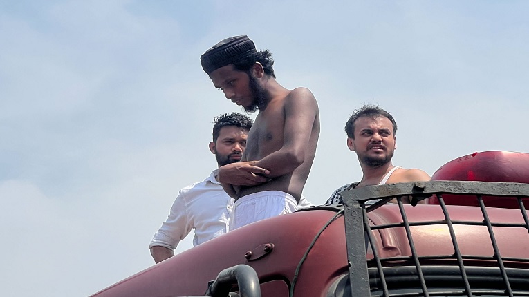 আগুনে পুড়ে ছাই সব, ফায়ার সার্ভিসের গাড়ির ওপরেই নামাজ নিঃস্ব ব্যবসায়ীর