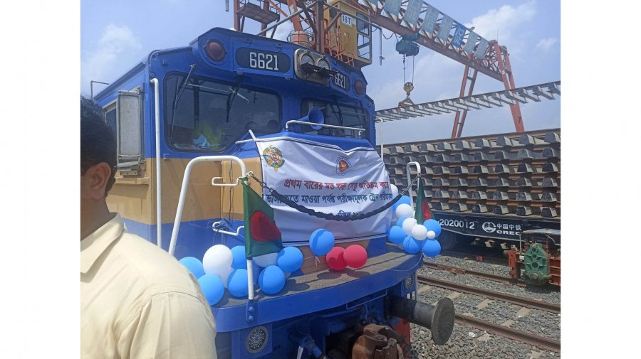 প্রথমবারের মতো পদ্মা সেতু পার হয়ে মাওয়া প্রান্তে পৌঁছালো ট্রেন