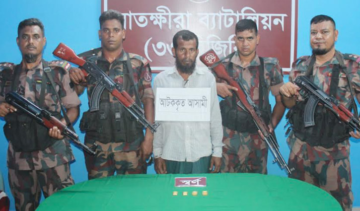 বাইসাইকেলের টায়ারে ভরে সোনা পাচারকালে আটক ১