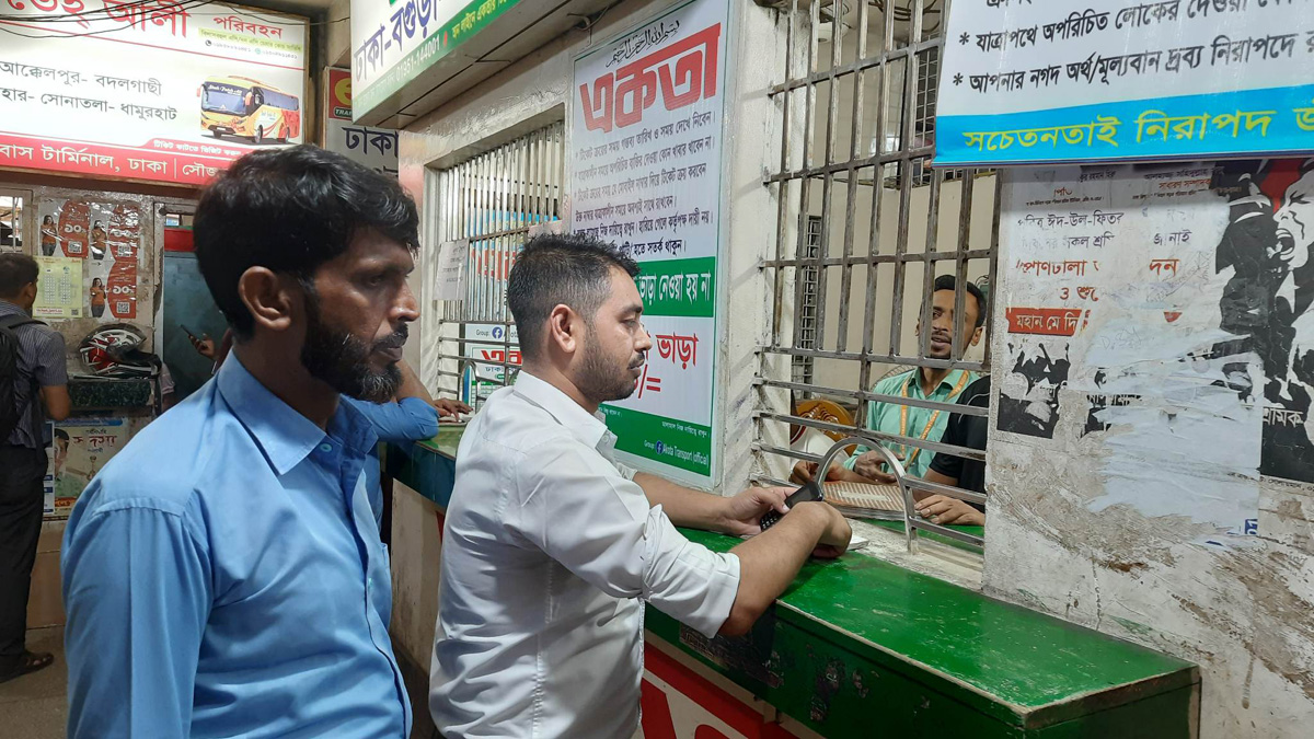 মহাখালী বাস টার্মিনালে যাত্রী আছে, যাত্রী নেই