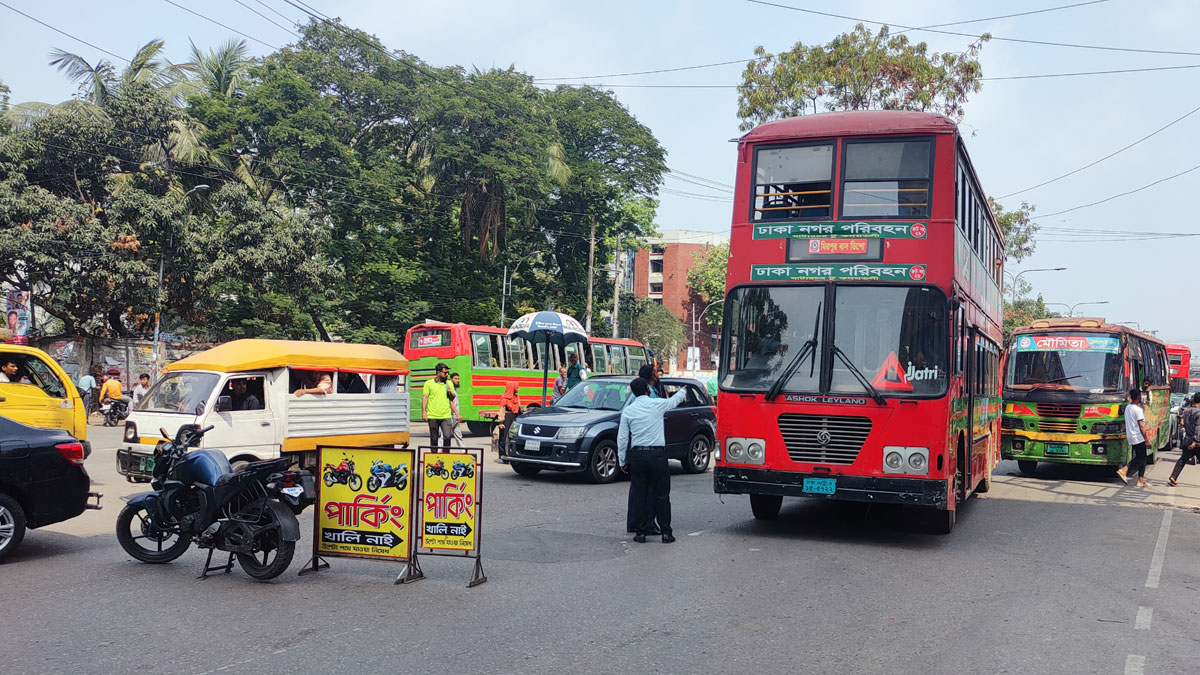 নিউমার্কেট থেকে গুলিস্তানগামী গাড়ি চলাচল বন্ধ