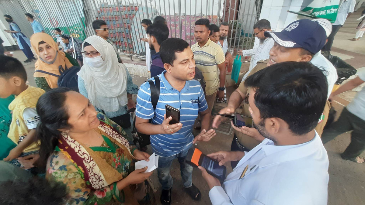 কমলাপুর রেল স্টেশনে প্ল্যাটফর্মে প্রবেশে ৩ দফা চেকিং