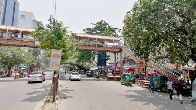 বেদখল ফুটওভার ব্রিজ, পান্থপথ সড়কে ভোগান্তি