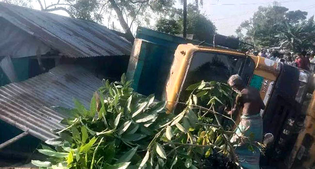 নিয়ন্ত্রণ হারিয়ে বাড়িতে ঢুকে গেল কাভার্ডভ্যান, নিহত ঘুমন্ত মা-মেয়ে