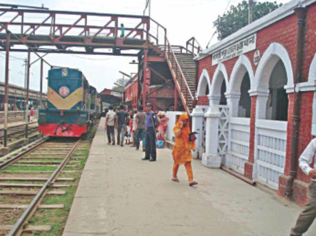 ট্রেনে যাত্রীকে নির্যাতন, সেই পুলিশ কর্মকর্তা বরখাস্ত