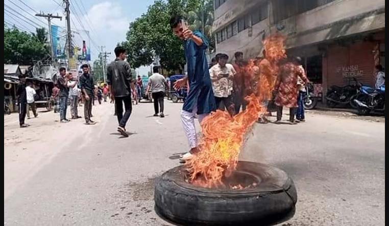 অবৈধভাবে গাড়ি পার্কিংয়ের প্রতিবাদে টায়ার জ্বালিয়ে বিক্ষোভ